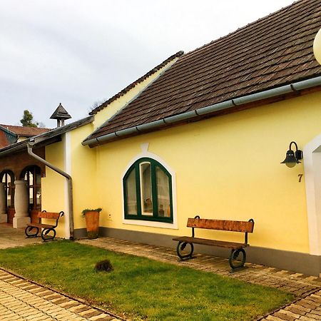 Ginti Panzio, Orseg Hotel Magyarszombatfa Buitenkant foto
