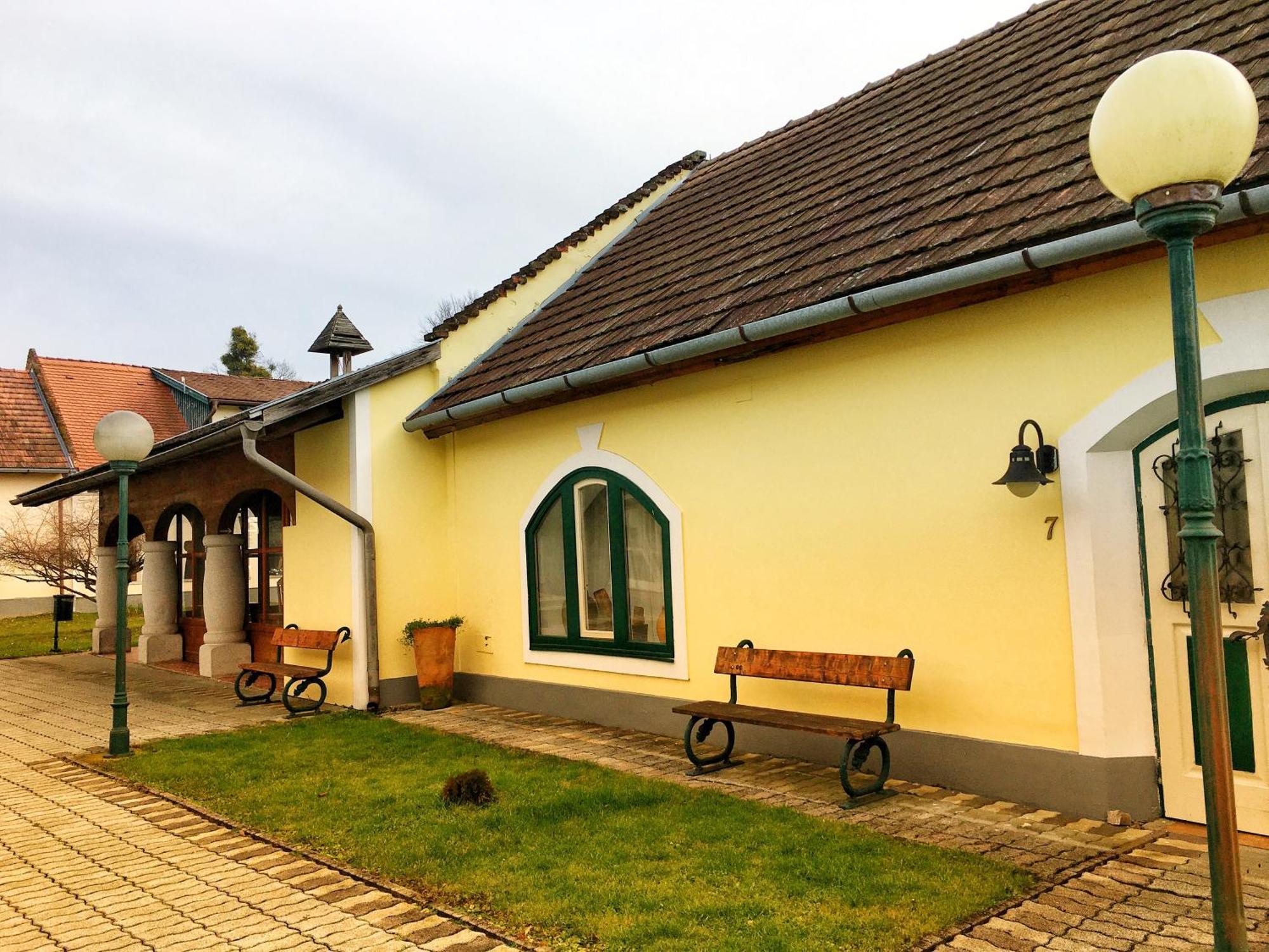 Ginti Panzio, Orseg Hotel Magyarszombatfa Buitenkant foto