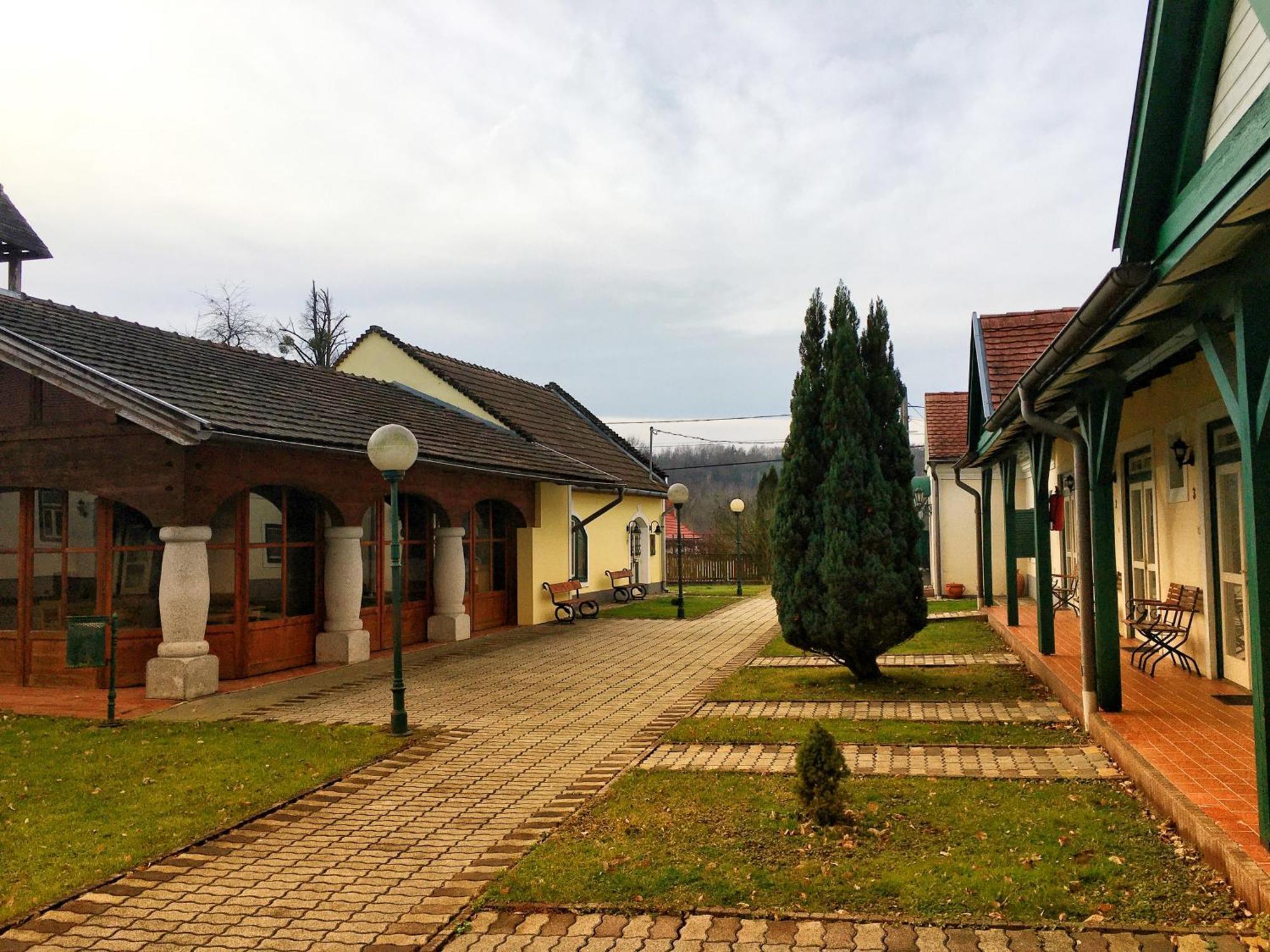 Ginti Panzio, Orseg Hotel Magyarszombatfa Buitenkant foto